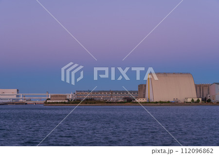運河の先に見える工場風景 運河の先に見える工場風景 112096862