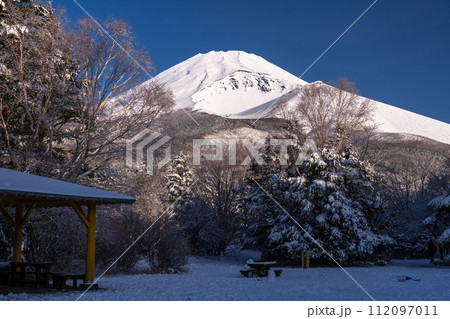 《静岡県》雪景色の富士山の夜明け・水ヶ塚公園の眺望 112097011