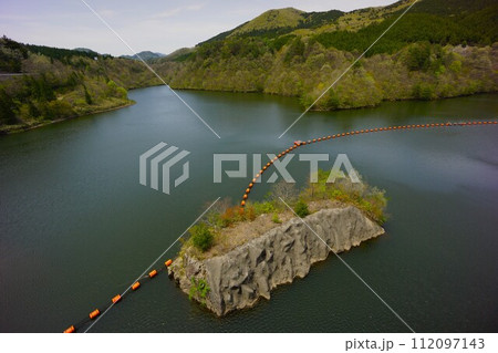 高瀬川ダムのダム湖と網場 112097143