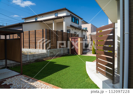 人工芝のある庭のある家 人工芝のある庭のある家 112097228