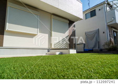 人工芝のある庭のある家 112097241