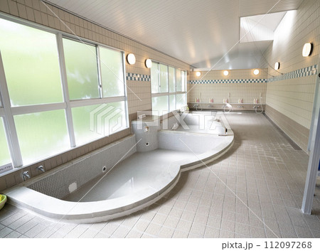 宿泊施設の大浴場、タイル張りの公衆浴場、明るく清潔な共同風呂 112097268