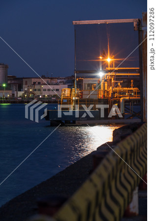 川崎工業地帯の夜景　 112097286