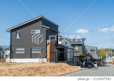 住宅街の街並み 112097585