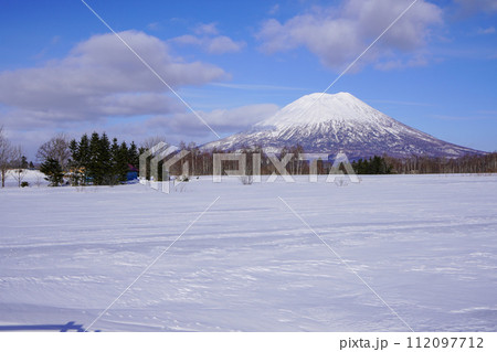宮田ビューポイントパーキングから見る冬の羊蹄山 112097712
