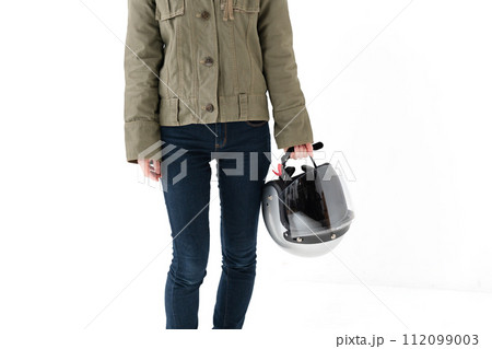 白背景でヘルメットを持って立っている女性 112099003