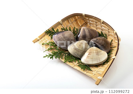 ざるに置いた白バックのはまぐり ざるに置いた白バックのはまぐり 112099272