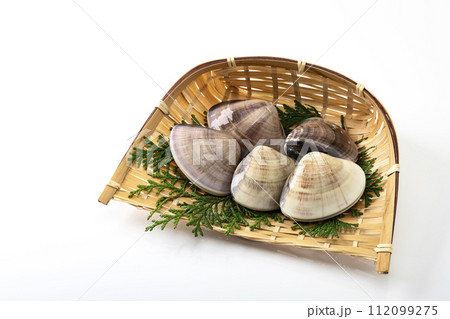 ざるに置いた白バックのはまぐり 112099275
