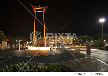 Giant Swing in Bangkok by night 112099875