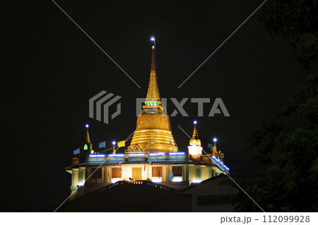 Wat Saket in Bangkok by night 112099928