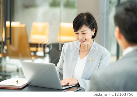 女性弁護士　法律事務所 112103750