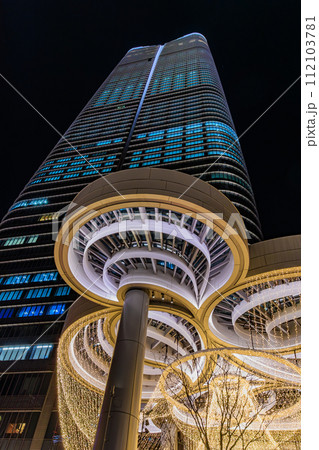 東京 港区の都市風景  麻布台ヒルズの夜景 東京 港区の都市風景  麻布台ヒルズの夜景 112103781