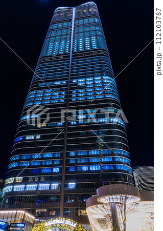 東京　港区の都市風景　 麻布台ヒルズの夜景 112103787