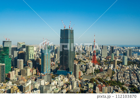 【都市風景】東京都心の風景と建設中の麻布台ヒルズと東京タワー 日中 【都市風景】東京都心の風景と建設中の麻布台ヒルズと東京タワー 日中 112103870