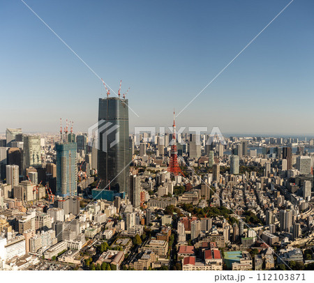 【都市風景】東京都心の風景と建設中の麻布台ヒルズと東京タワー　日中 112103871