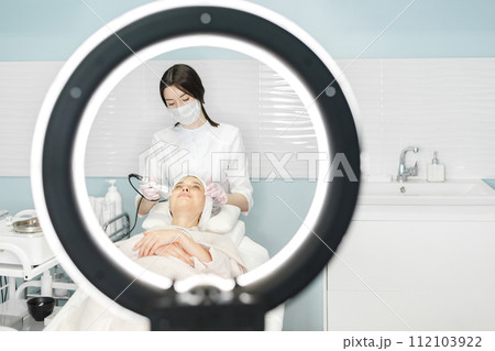 Young and beautiful girl in the clinic of natural beauty Young and beautiful girl in the clinic of natural beauty 112103922