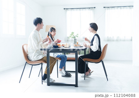 ダイニングでご飯を食べる家族 112104088
