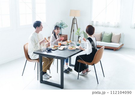 ダイニングでご飯を食べる家族 ダイニングでご飯を食べる家族 112104090