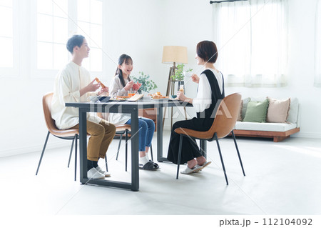 ダイニングでご飯を食べる家族 ダイニングでご飯を食べる家族 112104092