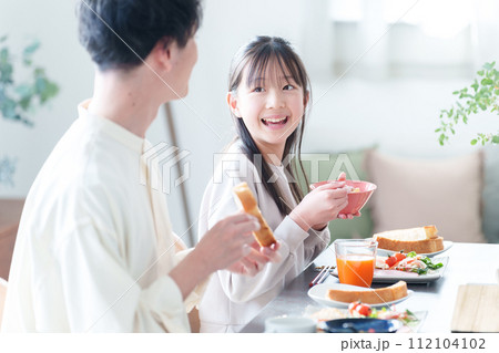 ダイニングでご飯を食べる親子 112104102