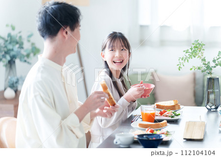 ダイニングでご飯を食べる親子 112104104