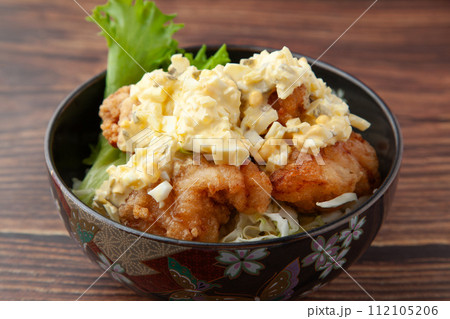 唐揚げのチキン南蛮丼 112105206
