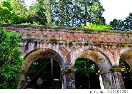 京都市左京区 南禅寺の水路閣と新緑 京都市左京区 南禅寺の水路閣と新緑 112105393