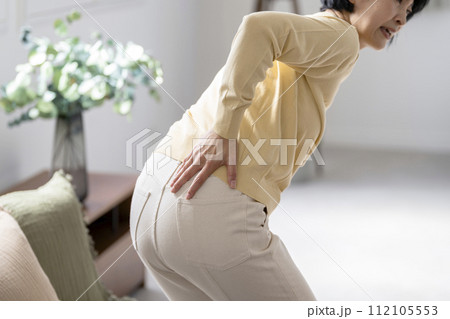 中高年女性　腰痛イメージ 112105553