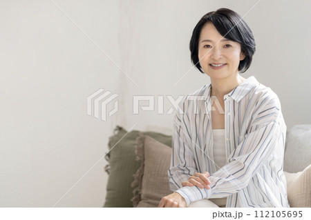 カメラ目線で笑顔の50代前半の女性 ポートレート カメラ目線で笑顔の50代前半の女性 ポートレート 112105695