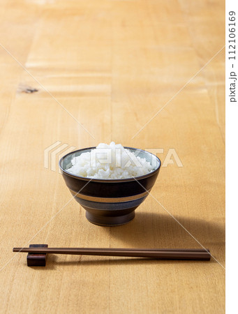 炊き立てのご飯、湯気立つ新米のご飯、日本の主食 炊き立てのご飯、湯気立つ新米のご飯、日本の主食 112106169
