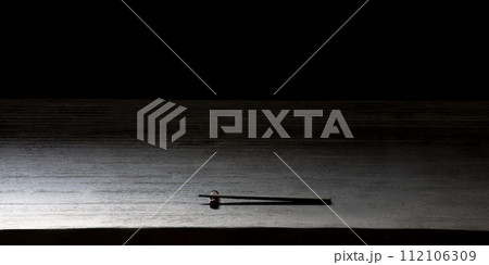 箸のある黒い座卓の背景、和風のテーブル 112106309