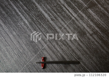 箸のある黒い座卓の背景、和風のテーブル 112106320