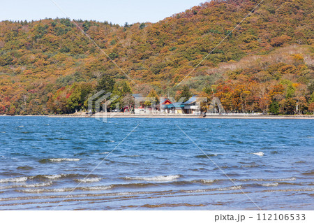 群馬県前橋市の秋 紅葉の赤城山大沼 群馬県前橋市の秋 紅葉の赤城山大沼 112106533
