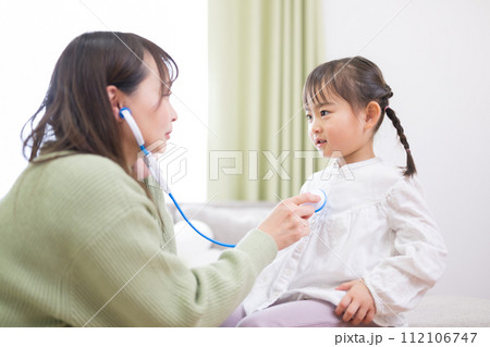 おままごと　お医者さんごっこ遊びをする親子（母娘） 112106747