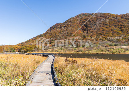 群馬県前橋市の秋　紅葉の赤城山覚満淵 112106986