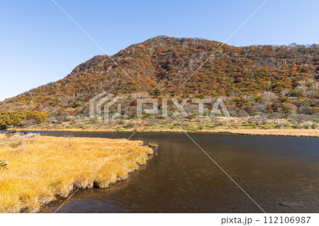 群馬県前橋市の秋　紅葉の赤城山覚満淵 112106987