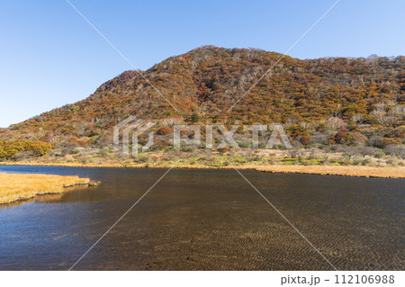 群馬県前橋市の秋　紅葉の赤城山覚満淵 112106988