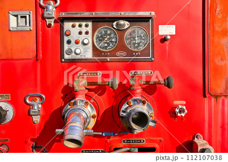 旧式の消防自動車　放水口　給水口周り付近　　　　　 112107038