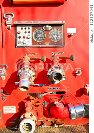 旧式の消防自動車　放水口　給水口周り付近　　　　　 112107041