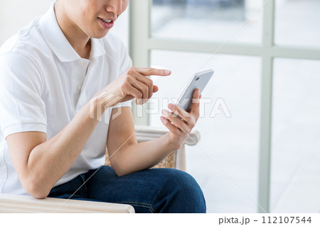 スマホを操作するミドルの男性。(パーツ) スマホを操作するミドルの男性。(パーツ) 112107544
