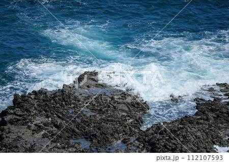 崖の上から見下ろす日本海の荒海の情景 112107593