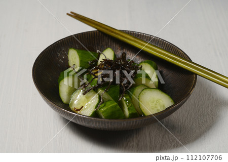 きゅうりと塩昆布のごま油和え きゅうりと塩昆布のごま油和え 112107706
