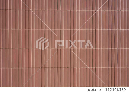 【テクスチャ】赤色の古いタイル壁面 112108529