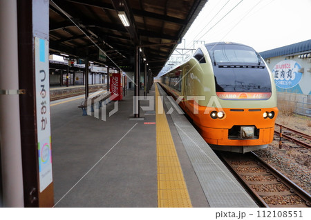 鶴岡駅に入線する秋田行き 特急いなほ(羽越本線) 鶴岡駅に入線する秋田行き 特急いなほ(羽越本線) 112108551