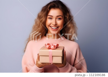 プレゼントをもらって喜ぶ女性8	AI生成画像 112109186