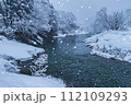 新潟県長岡市西谷　雪の舞う美しい渋海川 112109293
