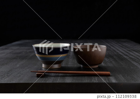 和食の背景、配膳された黒い食卓　茶碗と箸 112109338