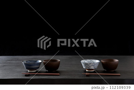 和食の背景、配膳された黒い食卓　茶碗と箸 112109339