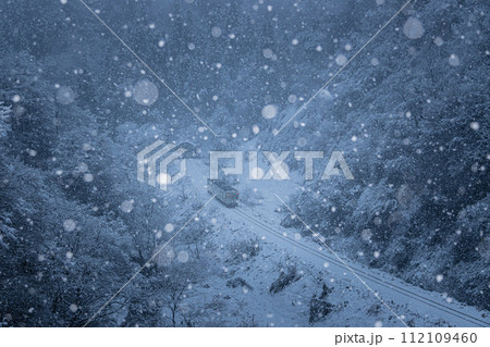 新潟県小千谷市・飯山線 降る雪が美しい、険しい山の中を走る1両の列車 新潟県小千谷市・飯山線 降る雪が美しい、険しい山の中を走る1両の列車 112109460
