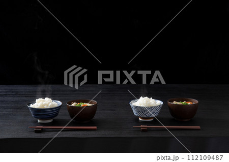 和食の背景 夫婦の食事 配膳されたご飯とみそ汁 和食の背景 夫婦の食事 配膳されたご飯とみそ汁 112109487